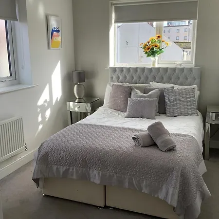 Apartment Luxury Riverside 2 Bedroomed With Balcony *