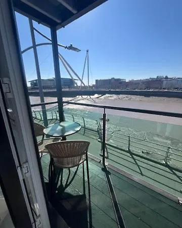 Luxury Riverside 2 Bedroomed With Balcony Newport (Gwent)