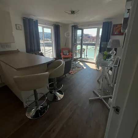 Apartment Luxury Riverside 2 Bedroomed With Balcony *