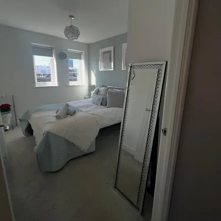 Luxury Riverside 2 Bedroomed With Balcony Apartment Newport (Gwent)
