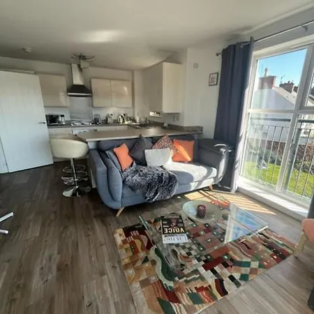 Apartment Luxury Riverside 2 Bedroomed With Balcony *