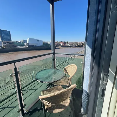 Luxury Riverside 2 Bedroomed With Balcony Newport (Gwent)