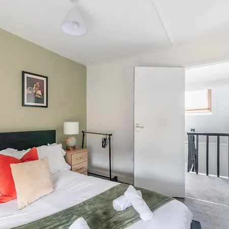 Sophia's Retreat - 2 Floor 4 Bed - - Coastal Getaway Apartment