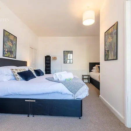 New - Stylish 4-bed - Free Parking * Newport (Gwent)