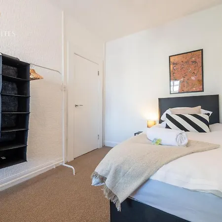 New - Stylish 4-bed - Free Parking