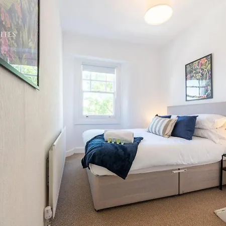 New - Stylish 4-bed - Free Parking Newport (Gwent)