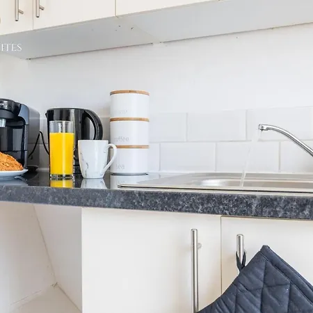 New - Stylish 4-bed - Free Parking Apartment *