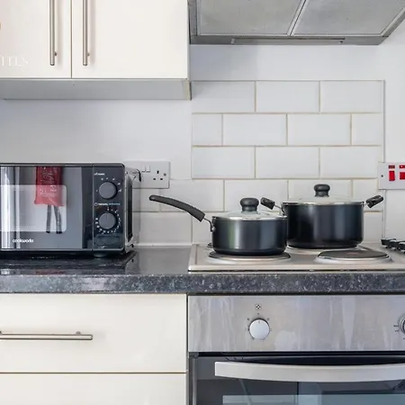 New - Stylish 4-bed - Free Parking
