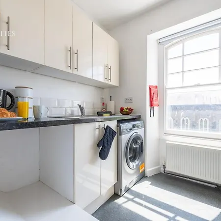 New - Stylish 4-bed - Free Parking * Newport (Gwent)