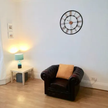 Spacious 2 Bedroom With Free Parking - Jct 27 Cardiff Side Of Apartment Newport (Gwent)