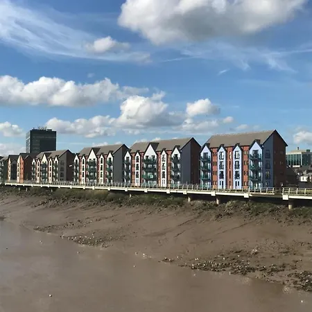 Luxury Riverside 2 Bedroomed With Balcony Apartment *