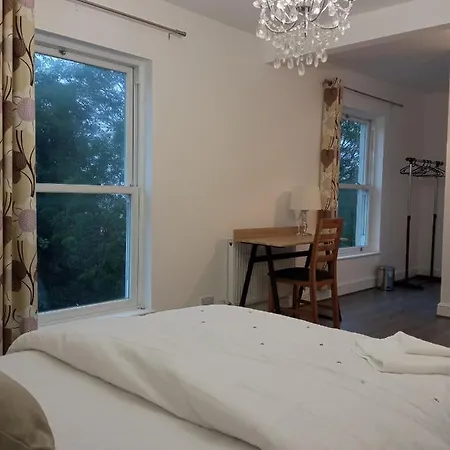 Large Center Based One Bedroom En-suite With Garden Guest house