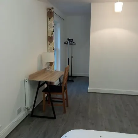 Guest house Large Center Based One Bedroom En-suite With Garden Newport (Gwent)