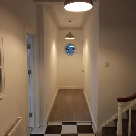 Guest house Large Center Based One Bedroom En-suite With Garden