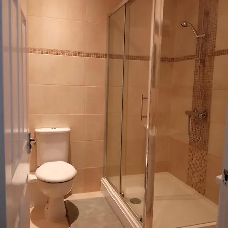 Large Center Based One Bedroom En-suite With Garden Guest house *