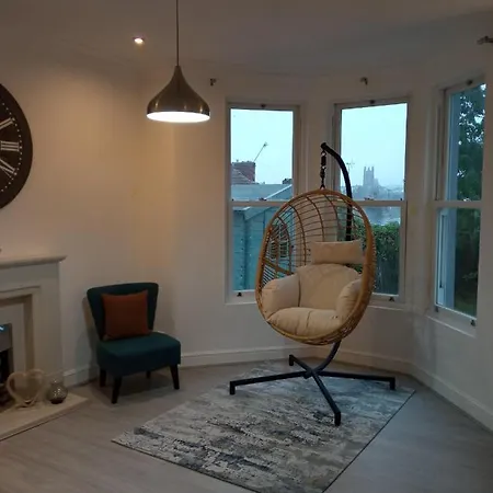 Large Center Based One Bedroom En-suite With Garden Guest house *