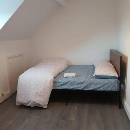 Large Center Based One Bedroom En-suite With Garden