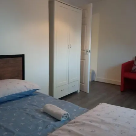 Large Center Based One Bedroom En-suite With Garden Guest house Newport (Gwent)