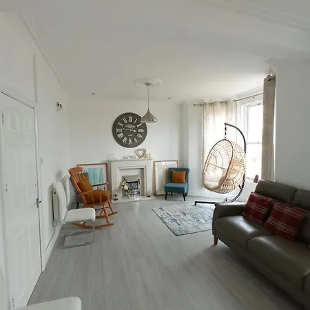 Large Center Based One Bedroom En-suite With Garden *