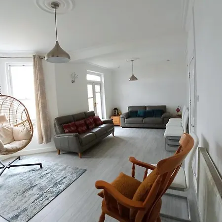 Large Center Based One Bedroom En-suite With Garden Newport (Gwent)