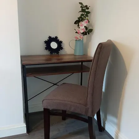 Large Center Based One Bedroom En-suite With Garden