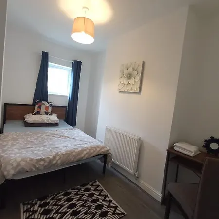 Guest house Large Center Based One Bedroom En-suite With Garden *